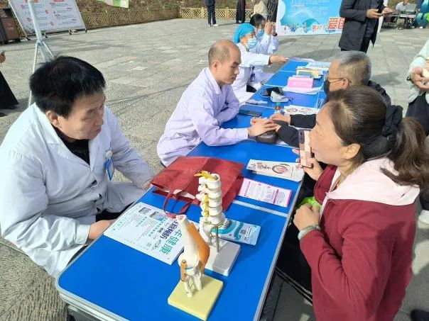 九色视频
开展爱国卫生月义诊活动