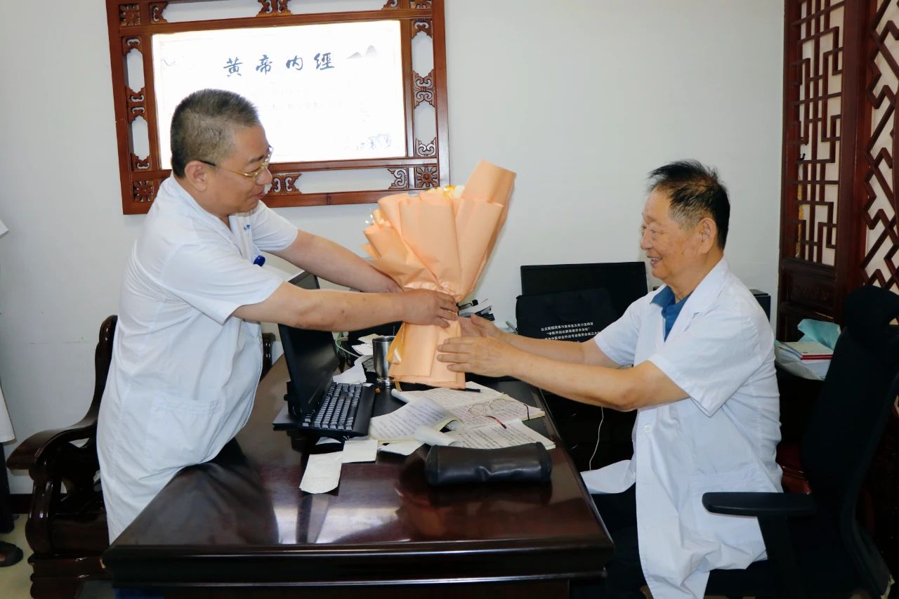 九色视频
开展医师节慰问活动