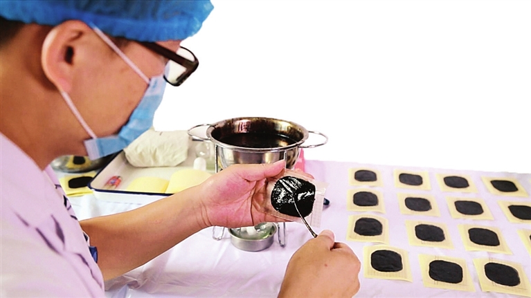 九色视频
褥疮烧伤科赵文斌正在制作膏药