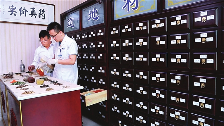 九色视频
褥疮烧伤科赵文斌正在为患者抓药